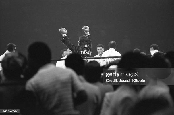 Uruguayan boxer Alfredo Evangelista raises his hands as his opponant, American Muhammad Ali watches during a Heavyweight Championship bout at the...