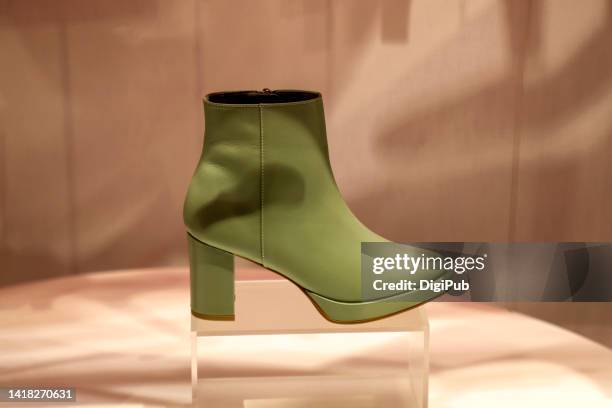 green leather ankle boots - shoe boot imagens e fotografias de stock