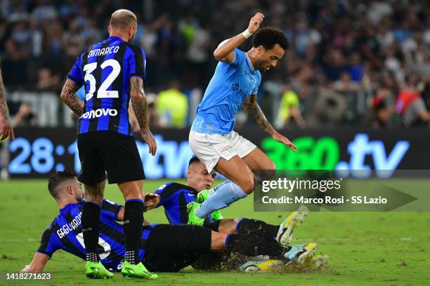 Felipe Andersonof SS Lazio competes for the ball with Roberto Gagliardini and Lautaro Martinez of FC Internazionale during the Serie A match between...