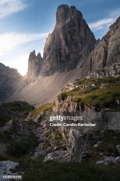 zwölferkofel in the sexten dolomites at sunrise | south tyrol, italy - bergsvägg bildbanksfoton och bilder