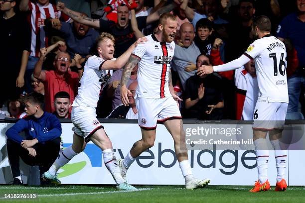 Oli McBurnie of Sheffield United celebrates with teammates after scoring their team's first goal during the Sky Bet Championship between Luton Town...