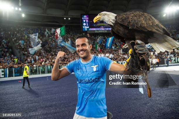 Pedro of SS Lazio celebrates the victory with the mascot after the Serie A match between SS Lazio and FC Internazionale at Stadio Olimpico on August...