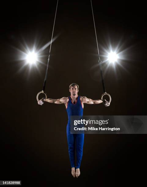 male gymnast on rings - body muscles photos et images de collection