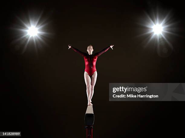 female gymnast on balance beam - 平均台 ストックフォトと画像