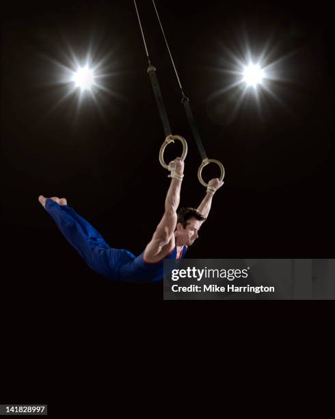 male gymnast on rings - male gymnast stockfoto's en -beelden