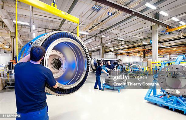 aerospace technicians working on aircraft engine - manufacturing equipment photos et images de collection