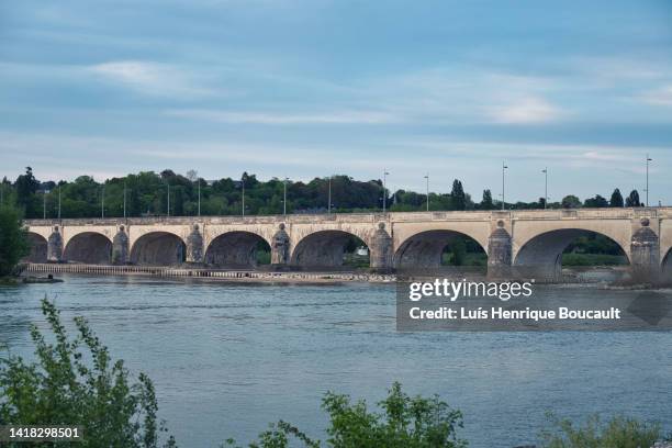 tours wilson bridge - indre et loire stock-fotos und bilder