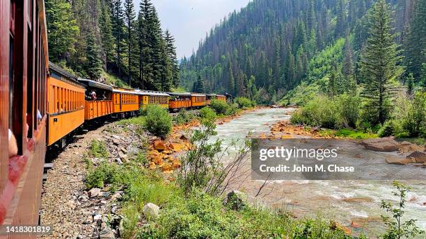 durango & silverton narrow gauge railroad along the animas river, colorado (stati uniti d'america) - silverton colorado foto e immagini stock