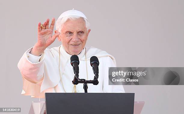 Pope Benedict XVI greets people during the reception that I provide the Mexican President Felipe Calderon on March 23, 2012 in Leon, Mexico.