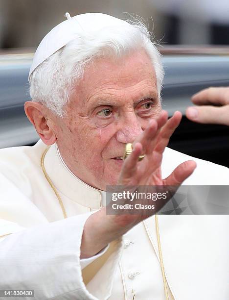 Pope Benedict XVI greets people during the reception that I provide the Mexican President Felipe Calderon on March 23, 2012 in Leon, Mexico.