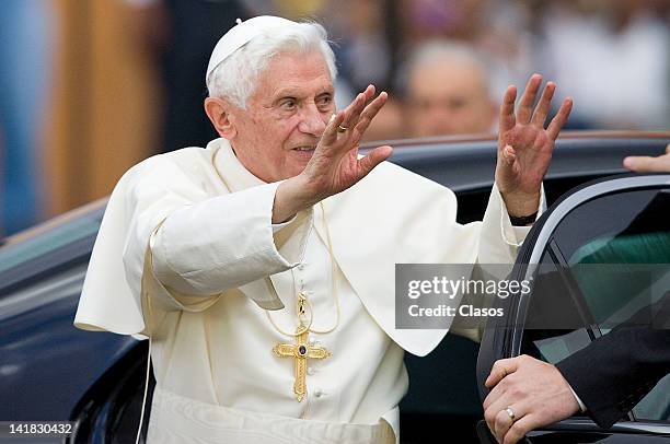 Pope Benedict XVI greets people during the reception that I provide the Mexican President Felipe Calderon on March 23, 2012 in Leon, Mexico.