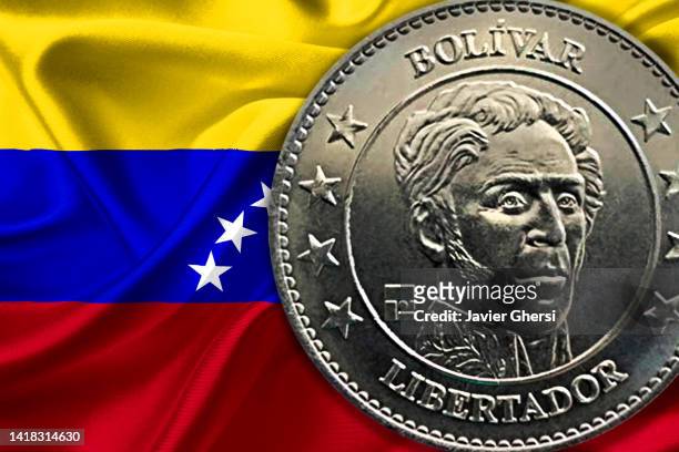 bolivar cash coin and venezuela flag - venezuelan bolívar currency stock-fotos und bilder