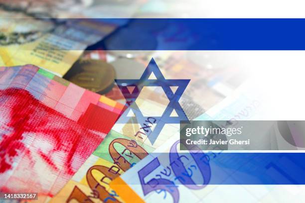 shekels cash bills and flag of israel - israel finance stock-fotos und bilder