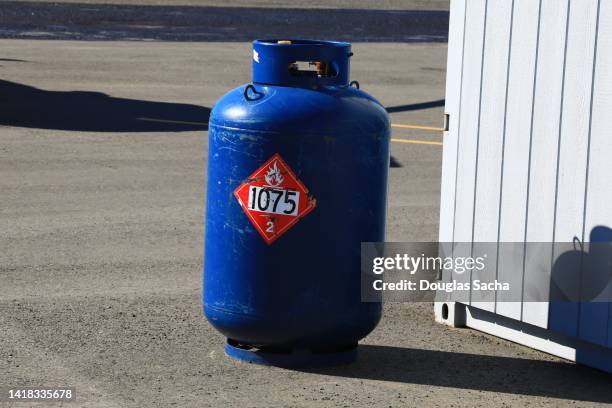 can of liquified petroleum gas (lp gas) - propaan stockfoto's en -beelden