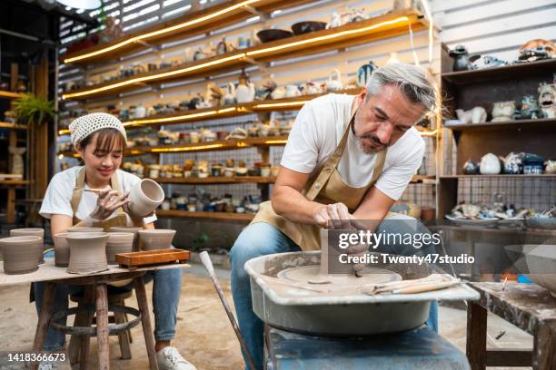 potters artist making a handmade ceramic cup in the pottery studio - sculpteur photos et images de collection