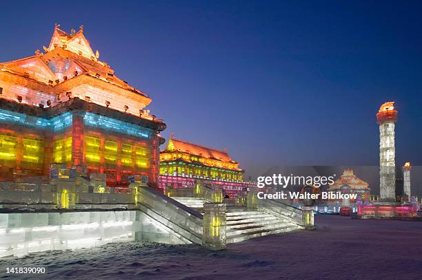 gate of heavenly peace made of ice, haerbin ice and snow world festival, china - harbin winter - fotografias e filmes do acervo