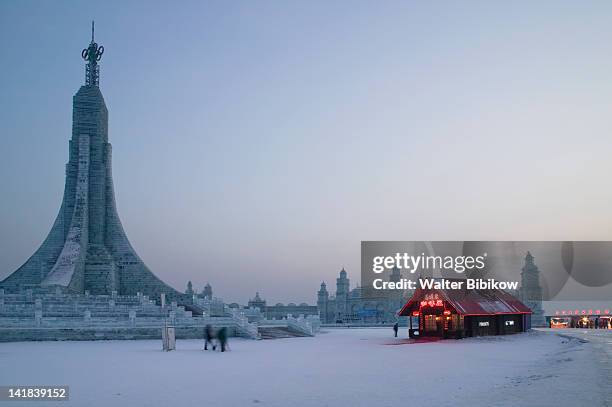 ice olympic tower with coffee shop at sunset, haerbin ice and snow world festival, china - harbin winter - fotografias e filmes do acervo