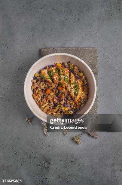 fried rice with chicken on gray background - pilafrijst stockfoto's en -beelden