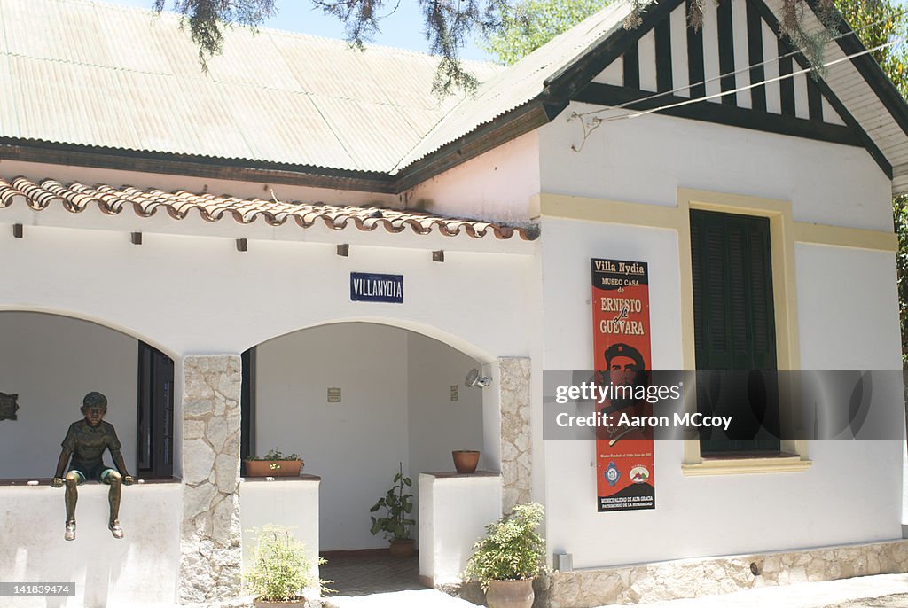 Statue of Che Guevara on steps of his childhood home, Villa Nydia, Alta Gracia, Argentina