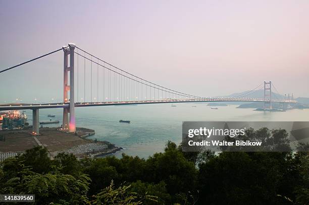 china, hong kong, tsing ma bridge, part of the lantau link, connects tsing yi island with lantau island via ma wan island, built 1997 at dusk - tsing ma bridge stock-fotos und bilder