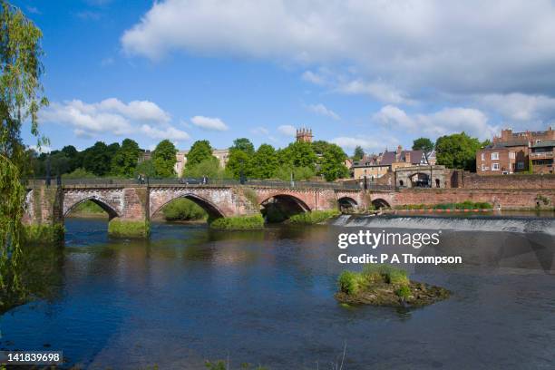 old dee bridge, river dee, chester, england - cheshire - fotografias e filmes do acervo