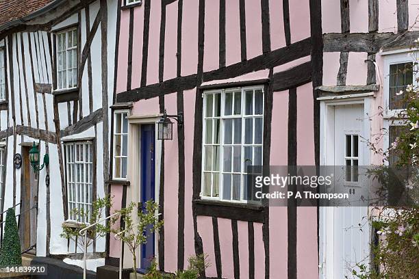 timber framed cottages, lavenham, suffolk, england - suffolk england imagens e fotografias de stock