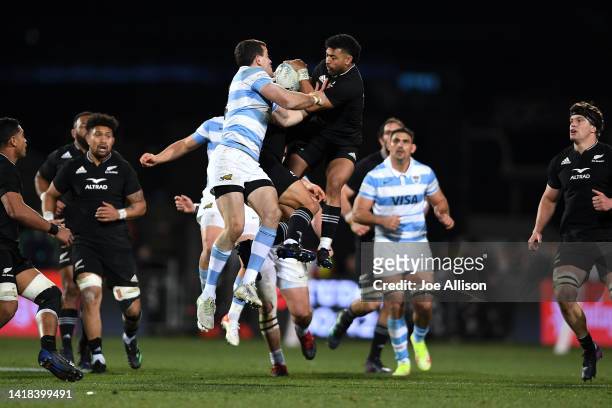 Emiliano Boffelli of Argentina and Richie Mo'unga of New Zealand contest the ball during The Rugby Championship match between the New Zealand All...