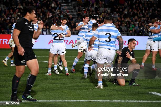 Argentina celebrate after defeating New Zealand during The Rugby Championship match between the New Zealand All Blacks and Argentina Pumas at...