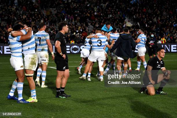 Argentina celebrate after defeating New Zealand during The Rugby Championship match between the New Zealand All Blacks and Argentina Pumas at...