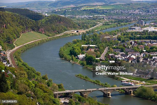 germany, rheinland-pfaltz, mosel river valley, trier, high angle view of town along mosel river from the west - fluss mosel stock-fotos und bilder