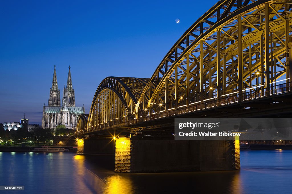 Germany, Nordrhein-Westfalen, Cologne, Cologne Cathedral and Hohenzollern Bridge