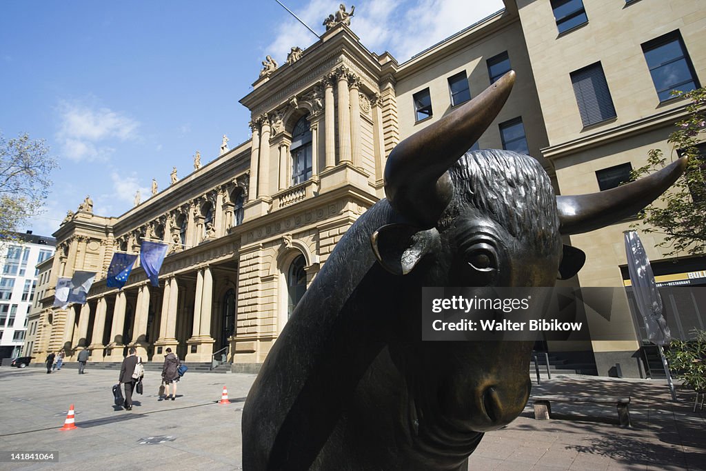 Germany, Hessen, Frankfurt-am-Main, Financial District, Bull and bear outside of the Borse Stock Exchange