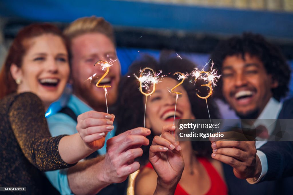 Deux couples avec feux de Bengale