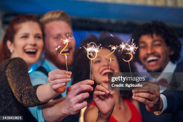 deux couples avec feux de bengale - new year party photos et images de collection