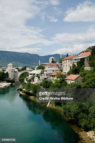 bosnia-hercegovina- mostar: the old bridge 'stari most' - mostar stock-fotos und bilder