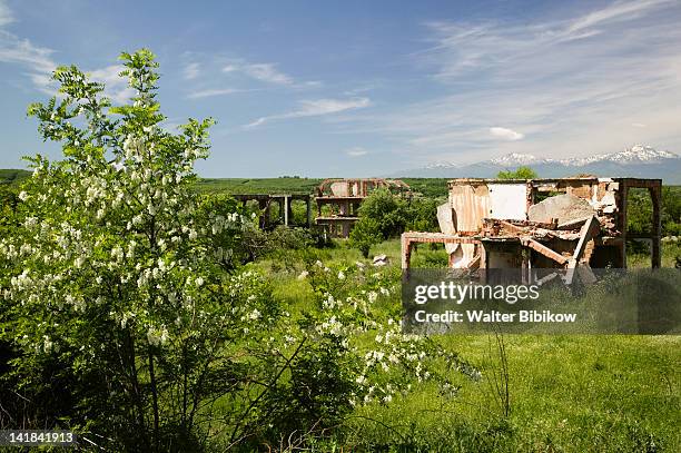 kosovo-ranove: christian village destroyed during the kosovo war 1998-1999 - kosovo foto e immagini stock