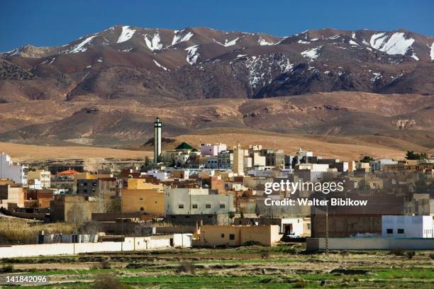 morocco, middle atlas-midelt, town view with middle atlas mountains - midelt photos et images de collection
