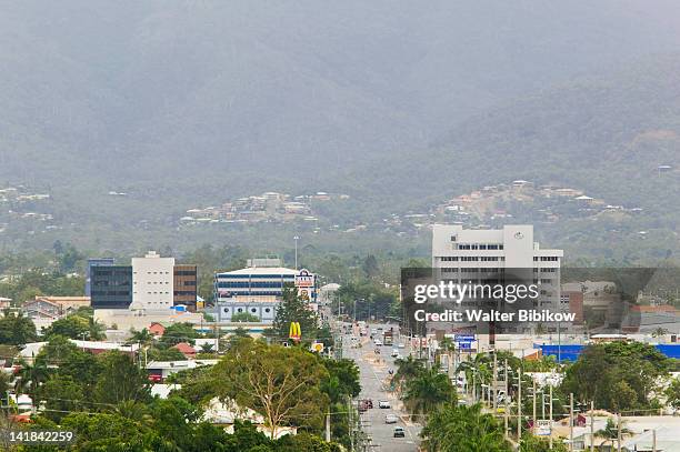 australia-queensland-capricorn coast-rockhampton: city view along fitzroy street - rockhampton stockfoto's en -beelden