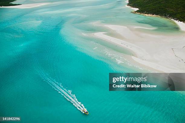 australia-queensland-whitsunday coast-whitsunday islands: aerial view of whitehaven beach - whitsunday island stockfoto's en -beelden