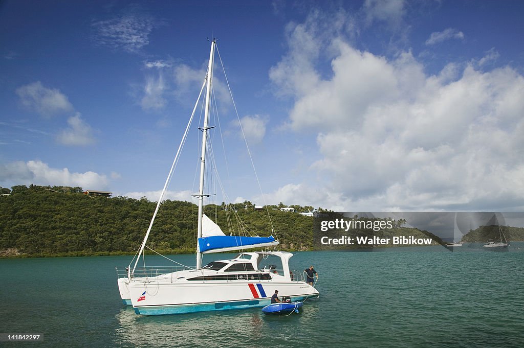 AUSTRALIA-Queensland-WHITSUNDAY COAST-Airlie Beach: Island Yacht in Shute Harbour