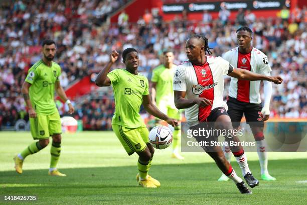 Joe Aribo of Southampton runs with the ball during the Premier League match between Southampton FC and Manchester United at Friends Provident St....
