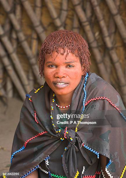 portrait of zulu fortune teller, kwazulu natal, south africa - zulu girls - fotografias e filmes do acervo