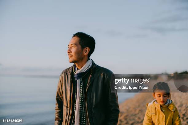 father contemplating on beach at sunset, australia - contemplation family imagens e fotografias de stock