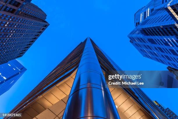 looking up at chicago office towers - downtown chicago imagens e fotografias de stock