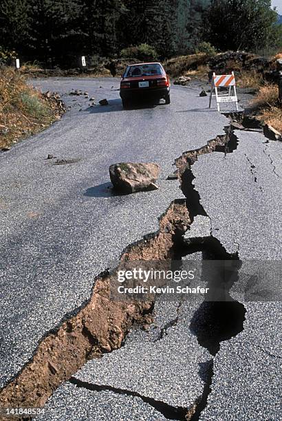 earthquake damage to road near santa cruz, california. 1989 h - terremoto fotografías e imágenes de stock