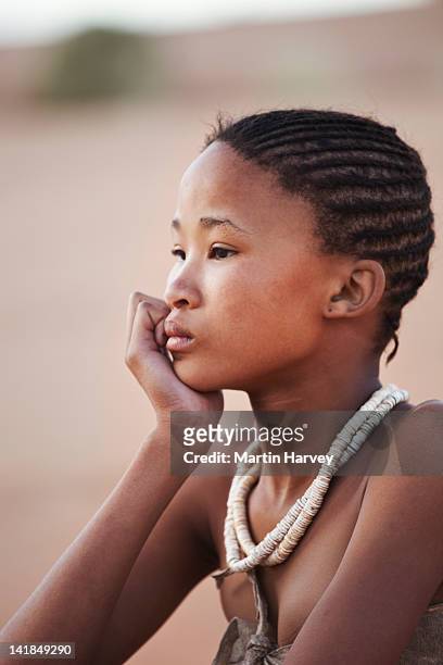 indigenous bushman/san girl (14 years old) of namibia (image taken to raise awareness and funds for the conservation projects of n/aâ¿an ku sãª organisation; the bushmen having very close historical relationsh - bushmen ストックフォトと画像