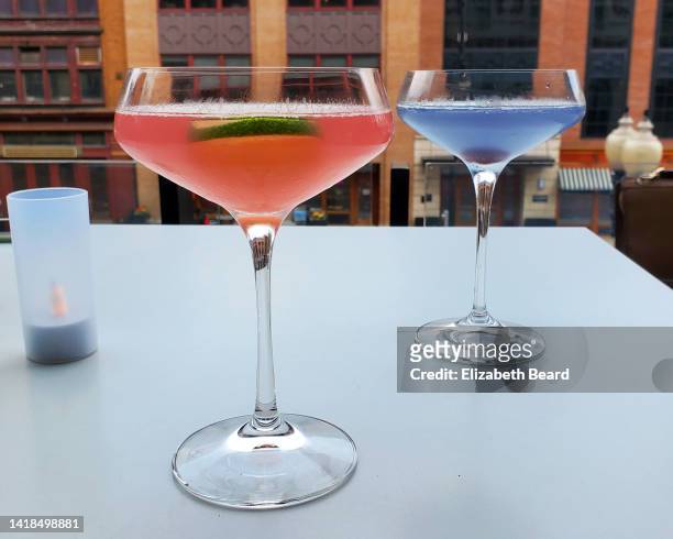 pink and blue cocktails served outside in grand rapids, michigan - grand rapids - michigan stock-fotos und bilder