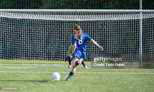 jugadoras de fútbol - tiro penal - women's football fotografías e imágenes de stock