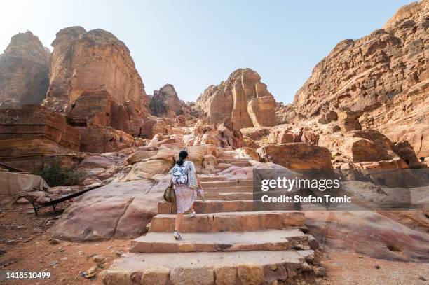 frau besucht petra antike stadt in jordanien - jordanien stock-fotos und bilder