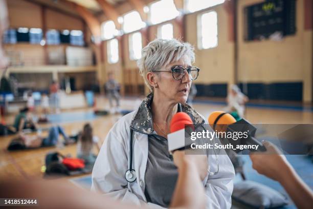 press talking to a army doctor - entrevista dos meios de comunicação social imagens e fotografias de stock